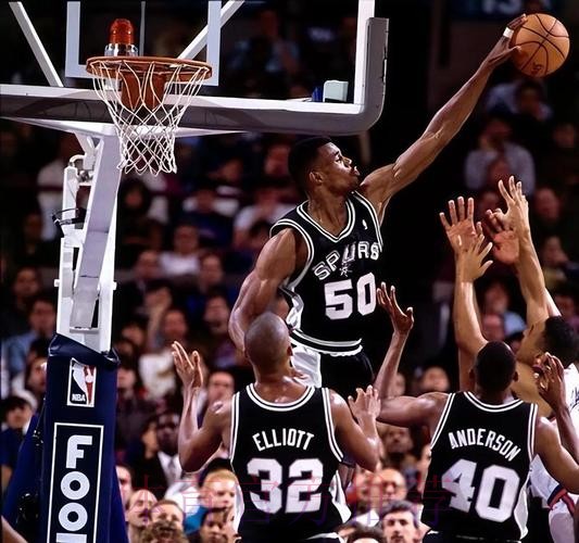 罗宾逊16分 活塞战胜步行者